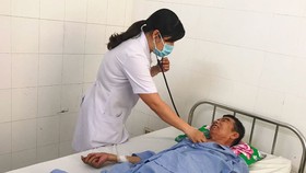 Bác sĩ chăm sóc cho bệnh nhân sau khi lấy xương cá ra