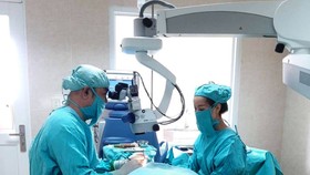 Các bác sĩ phẫu thuật cấp cứu cho bệnh nhân.