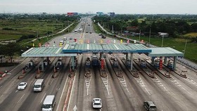 Đề xuất giảm 10-30% mức phí đường bộ cho ô tô kinh doanh vận tải. (Ảnh minh họa: KT)