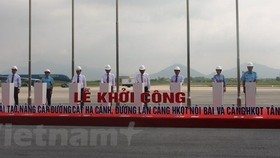 Phó Thủ tướng Chính phủ Trương Hòa Bình nhấn nút khởi công dự án cải tạo nâng cấp đường cất hạ cánh, đường lăn sân bay Nội Bài và Tân Sơn Nhất. (Ảnh: Việt Hùng/Vietnam+)