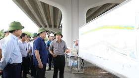 Bí thư Thành ủy Hà Nội Vương Đình Huệ thăm, kiểm tra Công trường Dự án Vành đai 3 đoạn Mai Dịch - cầu Thăng Long, khu vực Công viên Hòa Bình. (Ảnh: Văn Điệp/TTXVN)