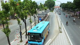 Xe buýt vẫn là phương tiện vận tải công cộng chủ lực của thành phố Hà Nội trong khi chờ các tuyến đường sắt đô thị đưa vào khai thác. (Ảnh: Huy Hùng/Vietnam+)