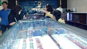 Ít khách giao dịch tại Trung tâm kinh doanh vàng của SJC tại Quận 3, TP HCM sáng 9/7.