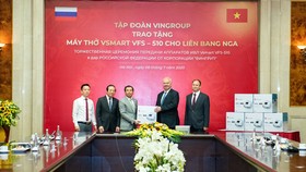 Phó Chủ tịch kiêm Tổng giám đốc Tập đoàn Vingroup Nguyễn Việt Quang trao tặng lô máy thở đầu tiên cho ngài К.V.Vnukov, Đại sứ đặc mệnh toàn quyền Nga tại Việt Nam