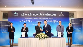 Ông Bùi Xuân Huy – Tổng Giám đóc Tập đoàn Novaland và ông Nguyễn Quý Tuấn – Giám đốc Phát triển Dự án Tập đoàn Accor tại Việt Nam thực hiện nghi thức ký kết hợp tác