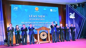Thủ tướng Nguyễn Xuân Phúc thực hiện nghi thức đánh cồng khai trương phiên giao dịch chứng khoán.