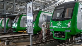 Chuyên gia Trung Quốc kiểm tra hệ thống đoàn tàu, toa xe.