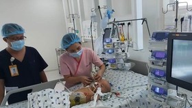 Cặp song sinh Trúc Nhi-Diệu Nhi được chăm sóc tích cực tại Bệnh viện Nhi đồng Thành phố Hồ chí Minh. (Ảnh: Đinh Hằng/TTXVN)