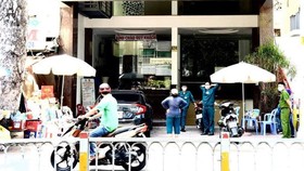 Lực lượng chức năng phong tỏa khu khách sạn đối diện Bệnh viện Chợ Rẫy ngày 29-7 - Ảnh: TỰ TRUNG