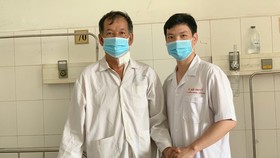 Bệnh nhân (bìa trái) đã bình phục sau khi phẫu thuật thành công