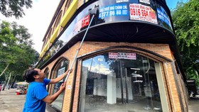 Do tác động bởi đại dịch COVID-19, nhiều cơ sở kinh doanh quá khó khăn, không có doanh thu và tiền thuế nên đã phải trả lại mặt bằng để tạm đóng cửa - Ảnh: N.HIỂN