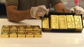 Vàng miếng được bày bán tại một cửa hàng ở Dubai, Các tiểu vương quốc Arab thống nhất (UAE). (Ảnh: AFP/TTXVN)