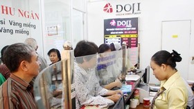 Khách hàng giao dịch vàng miếng. (Ảnh: TTXVN)