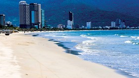 Bãi biển Đà Nẵng vắng khách du lịch.