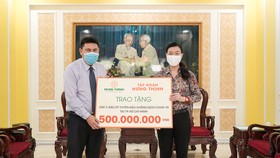Ông Nguyễn Nam Hiền, Phó Tổng Giám đốc Tập đoàn Hưng Thịnh trao tặng 500 triệu đồng cho đội ngũ y, bác sĩ tuyến đầu chống dịch Covid-19 tại TPHCM thông qua Ủy ban MTTQ Việt Nam TPHCM