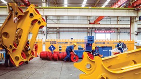 Các nhân viên của XCMG phải làm thêm giờ khi Bắc Kinh đẩy mạnh hoạt động xây dựng hạ tầng để phục hồi kinh tế sau đại dịch.