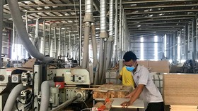 Sản xuất đồ gỗ tại Công ty TNHH MTV Triệu Phú Lộc, thị xã Tân Uyên, Bình Dương. (Ảnh: Chí Tưởng/TTXVN)