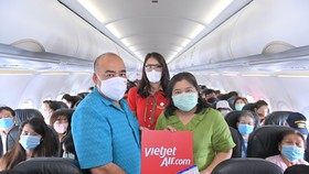 Ca sỹ Thái Lan GunGun biểu diễn khai trương đường bay mới của Thai Vietjet
