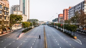 Một người dân đi qua Đại lộ Grand, Los Angeles (Mỹ), vốn thường ngày tấp nập xe cộ và người qua lại.