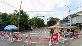 Đường vào thôn Lệ Sơn Nam bị phong tỏa sau khi phát hiện có người nhiễm COVID-19. (Ảnh: Trần Lê Lâm/TTXVN)
