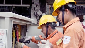 Các phương án sửa đổi được thực hiện theo nguyên tắc đảm bảo giữ nguyên mức giá bán lẻ điện bình quân cho sinh hoạt hiện hành. Ảnh: Hoa Việt Cường.