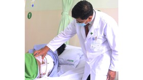 Bác sĩ chăm sóc cho bệnh nhân sau khi phẫu thuật thành công