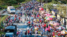 Có hay không có dịch bệnh người dân vẫn phải tiêu dùng. Do vậy muốn kích cầu tiêu dùng nội địa thì giá cả phải thấp và người dân có tiền để mua.