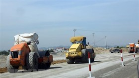 Thi công nền đường trên tuyến cao tốc Cao Bồ-Mai Sơn, đoạn tuyến đầu tiên trong tổng số 11 dự án thành phần xây dựng đường bộ cao tốc Bắc-Nam phía Đông giai đoạn 2017-2020. (Ảnh: Huy Hùng/TTXVN)
