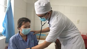 Bác sĩ chăm sóc cho bệnh nhân L. sau khi cấp cứu thành công