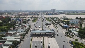 Các phương tiện di chuyển thoải mái khi qua cầu Đồng Nai. (Ảnh: Công Phong/TTXVN)