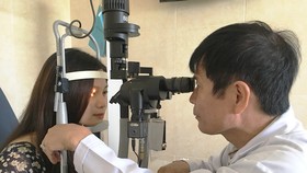 BS CKII Trần Văn Kết, Giám đốc Bệnh viện Mắt Sài Gòn Cần Thơ, thăm khám cho bệnh nhân…