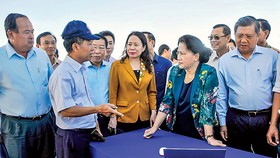 Chủ tịch Quốc hội Nguyễn Thị Kim Ngân, cùng đoàn công tác của Quốc hội và tỉnh An Giang, trong chuyến thăm vùng nuôi cá tra công nghệ cao của Tập đoàn Nam Việt.