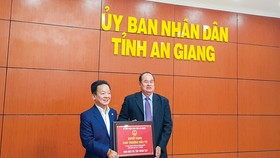 Ông Nguyễn Thanh Bình, Chủ tịch UBND tỉnh An Giang, trao quyết định chủ trương đầu tư cho ông Đỗ Quang Hiển, Chủ tịch HĐQT kiêm Tổng giám đốc T&T Group.