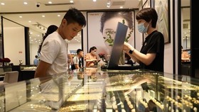 Giao dịch vàng tại Công ty Vàng bạc Đá quý Phú Quý. (Ảnh: Danh Lam/TTXVN)