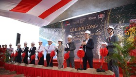 Đại diện chính quyền Bình Thuận, Ban Lãnh đạo Tập đoàn Nam Group, đối tác thi công Ricons và đối tác tư vấn FQM tham gia nghi lễ khởi công dự án Tổ hợp Nghỉ dưỡng và Thể thao biển Thanh Long Bay.