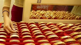 Trang sức vàng được bày bán tại một cửa hàng kim hoàn ở Yangon, Myanmar. (Ảnh: THX/TTXVN)