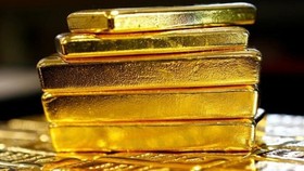 Chỉ trong vòng 5 ngày, giá vàng thế giới đã "bốc hơi" 100 USD, tương đương hơn 2 triệu đồng/lượng. (Ảnh minh họa: KT)