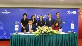 Bà Nguyễn Phương Anh - Thành viên HĐQT CTCP Bất động sản Tập đoàn Tân Á Đại Thành và ông Hồ Mạnh Tùng – Giám đốc MBBank chi nhánh Từ Liêm ký thỏa thuận hợp tác toàn diện.