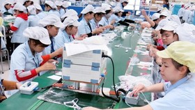 Dây chuyền sản xuất tai nghe tại một doanh nghiệp có vốn FDI Hàn Quốc. (Ảnh: Hoàng Nguyên/TTXVN)