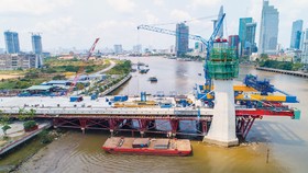 Cầu Thủ Thiêm 2 nối từ 2 quận 1 và 2 phải dừng thi công do vướng giải phóng mặt bằng.