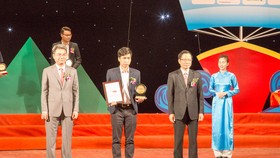Ông Nguyễn Minh Huân đại diện TNI Holdings Vietnam nhận Chứng nhận “Nhãn hiệu nổi tiếng – Nhãn hiệu cạnh tranh Việt Nam sáng 26-9
