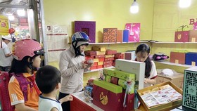 Người dân chọn mua các sản phẩm bánh Trung thu. (Ảnh: Phạm Kiên/TTXVN)