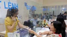 Khách hàng giao dịch tại Hội sở BVSC (Hà Nội). (Ảnh: Trần Việt/TTXVN)