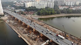 Thi công cầu vượt hồ Linh Đàm. (Ảnh: Danh Lam/TTXVN)