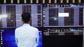 TTCK: Ngoại ngập ngừng, nội quyết đoán