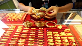 Vàng trang sức được bày bán tại tiệm kim hoàn ở Yangon, Myanmar. (Ảnh: THX/TTXVN)