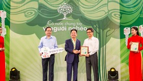 Đại diện Tập đoàn T&T Group – Chủ tịch HĐQT kiêm Tổng Giám đốc Đỗ Quang Hiển trao ủng hộ 10 tỷ đồng cho Quỹ “Vì người nghèo”