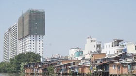 Gian nan di dời nhà ven, trên kênh rạch
