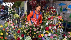 Dù đã điều chỉnh giá nhiều sản phẩm nhưng lượng khách mua hoa vẫn "đìu hiu".