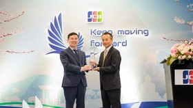 Đại diện MB nhận giải thưởng từ Đại diện Tổ chức thẻ quốc tế JCB trao tặng